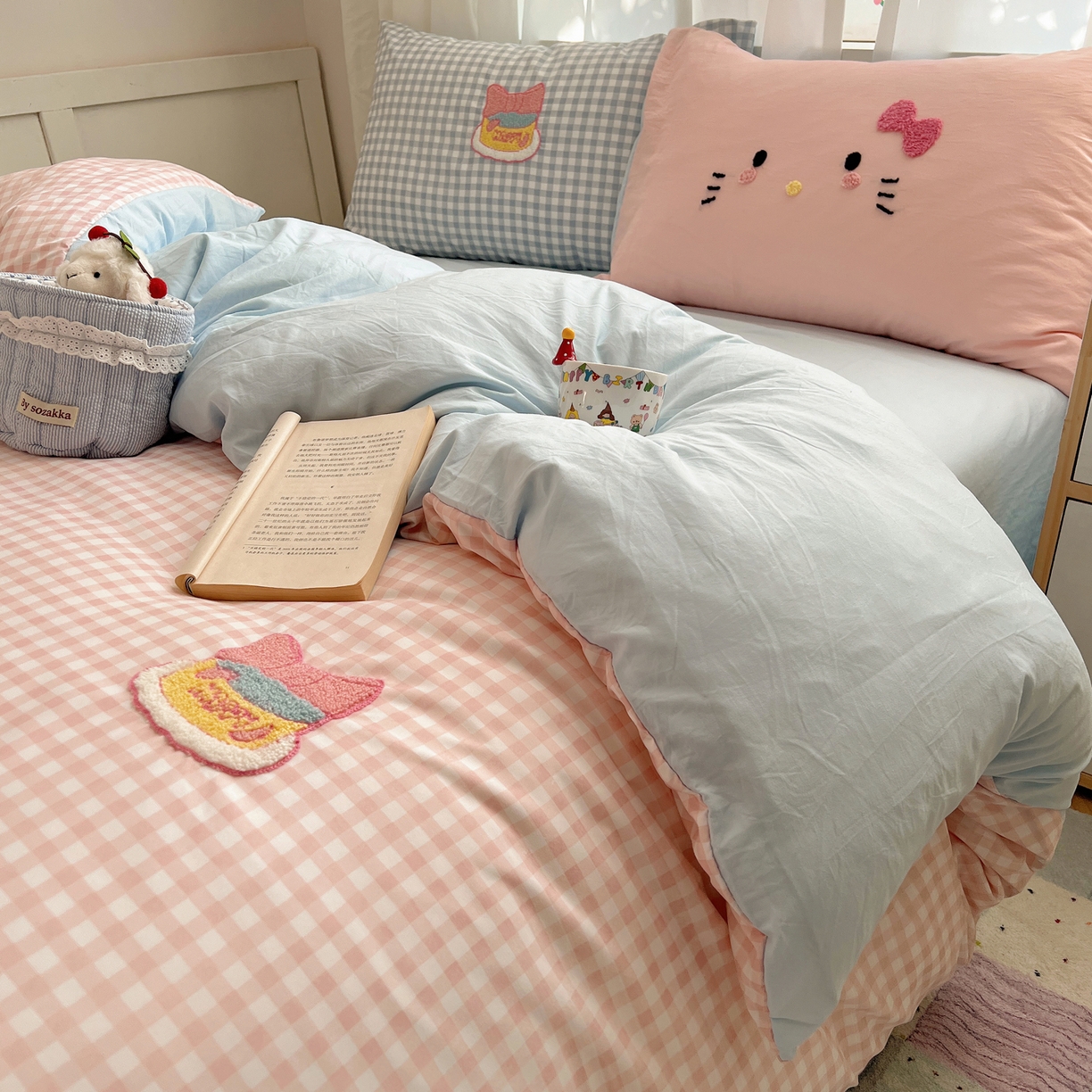 91家纺网 家纺一手货源 找家纺 顾里家纺 2025新款格子奶系蛋糕猫云朵棉毛巾绣套件 粉格蛋糕猫