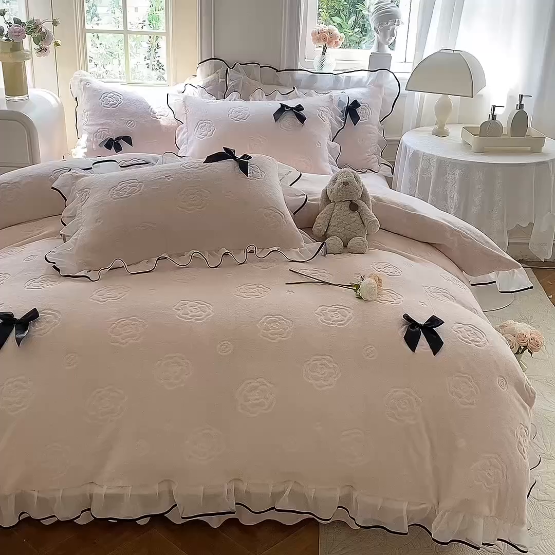 91家纺网 家纺一手货源 找家纺 逸尚阁 2025新款雕花牛奶绒绒梦恋四件套 绒梦恋-奶昔粉