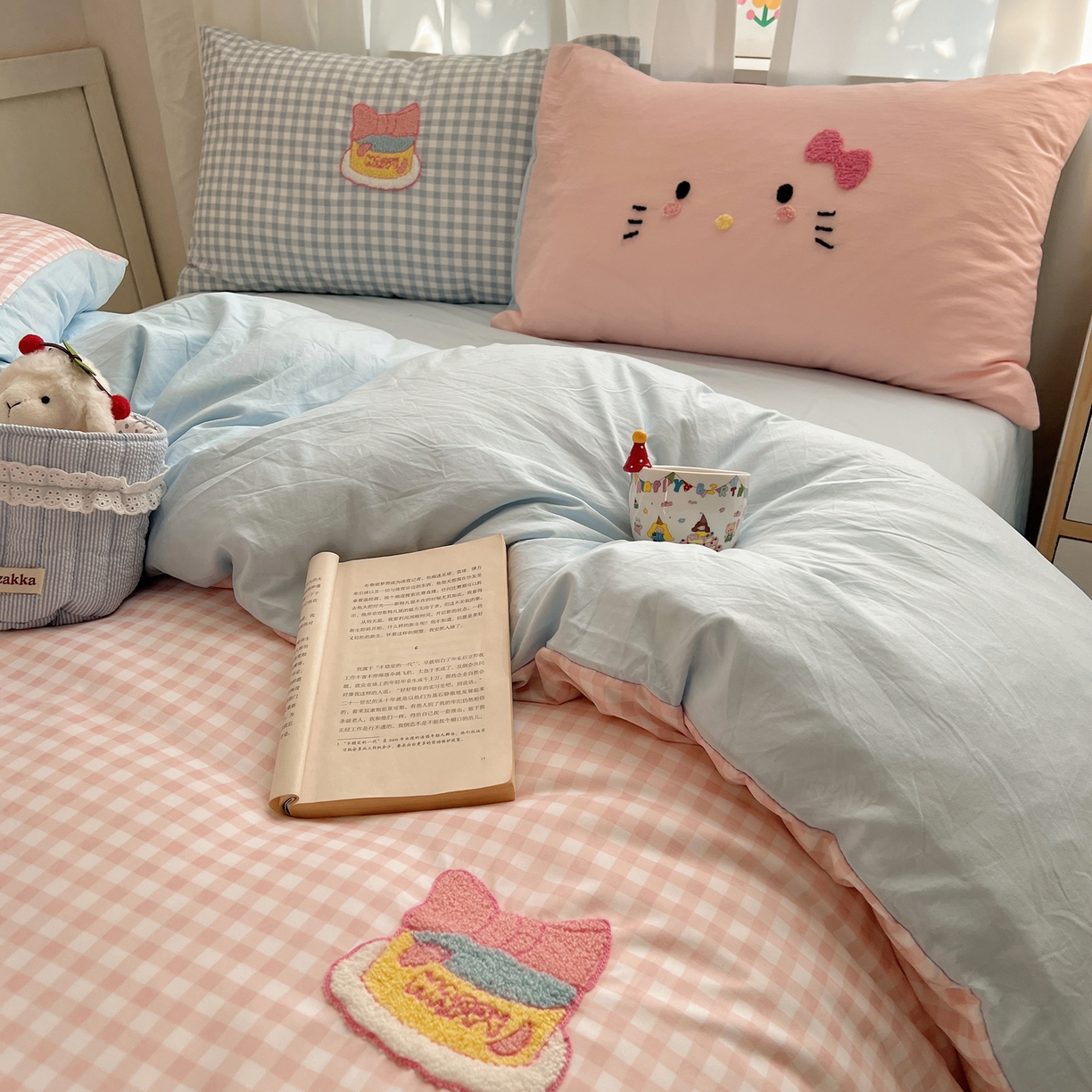 91家纺网 家纺一手货源 找家纺 顾里家纺 2025新款格子奶系蛋糕猫云朵棉毛巾绣套件 粉格蛋糕猫