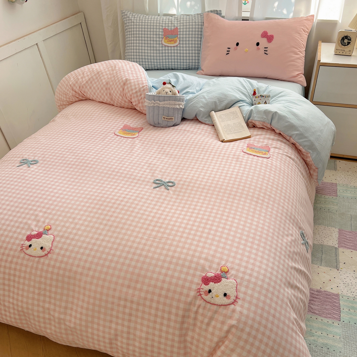 91家纺网 家纺一手货源 找家纺 顾里家纺 2025新款格子奶系蛋糕猫云朵棉毛巾绣套件 粉格蛋糕猫