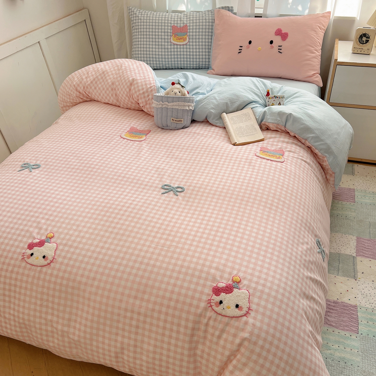 91家纺网 家纺一手货源 找家纺 顾里家纺 2025新款格子奶系蛋糕猫云朵棉毛巾绣套件 粉格蛋糕猫