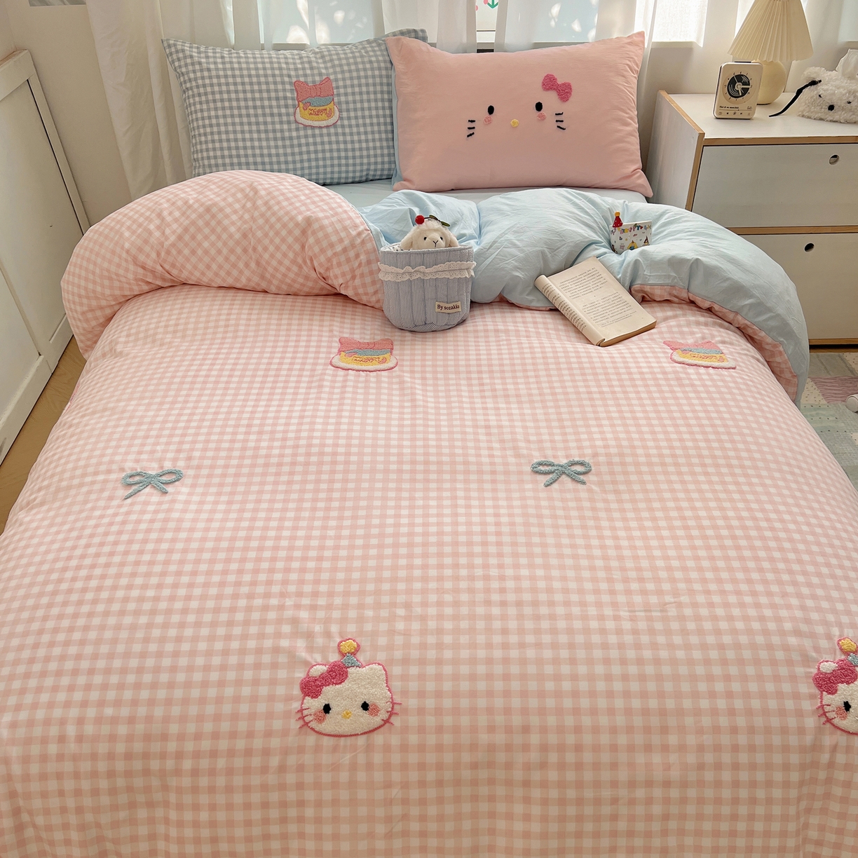 91家纺网 家纺一手货源 找家纺 顾里家纺 2025新款格子奶系蛋糕猫云朵棉毛巾绣套件 粉格蛋糕猫