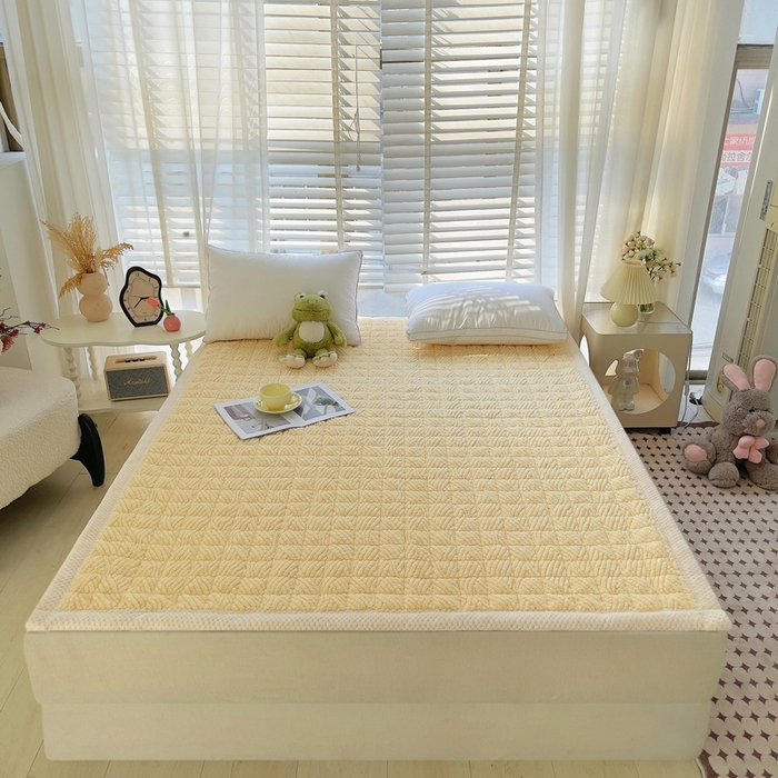 91家纺网 家纺一手货源 找家纺 小叮当家纺仓储工厂店 2025新款绒薄垫系列床护垫床垫垫子-薄垫绒系列 薄垫绒米黄