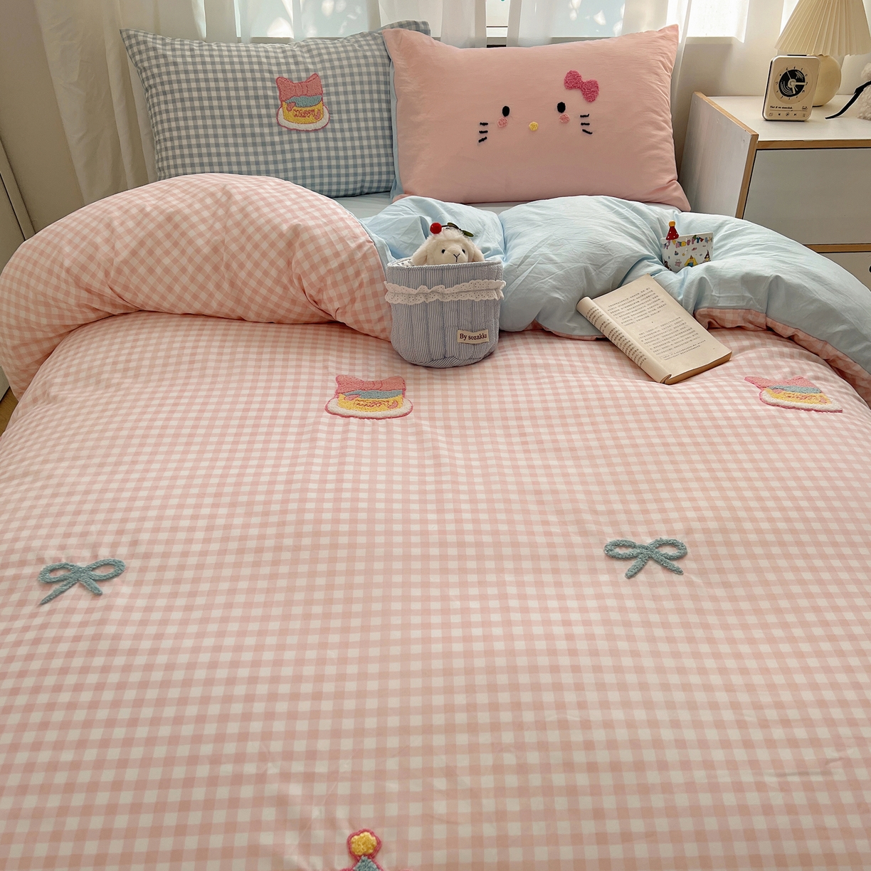 91家纺网 家纺一手货源 找家纺 顾里家纺 2025新款格子奶系蛋糕猫云朵棉毛巾绣套件 粉格蛋糕猫