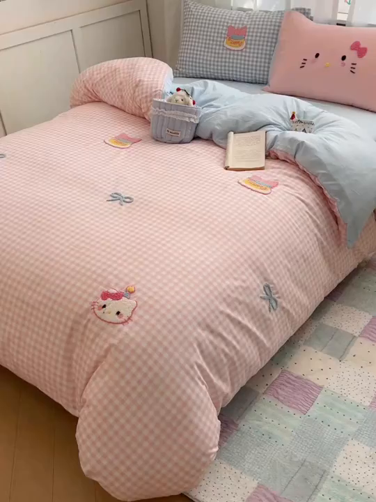 91家纺网 家纺一手货源 找家纺 顾里家纺 2025新款格子奶系蛋糕猫云朵棉毛巾绣套件 粉格蛋糕猫