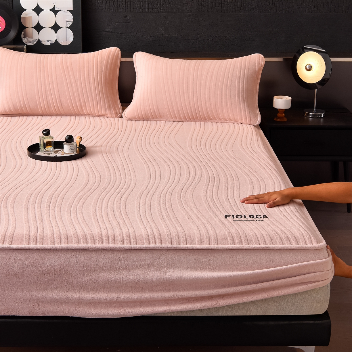 91家纺网 家纺一手货源 找家纺 金鹰 2025新款剪花复合加厚牛奶绒床笠席梦思保护套床垫套 曲线-粉色