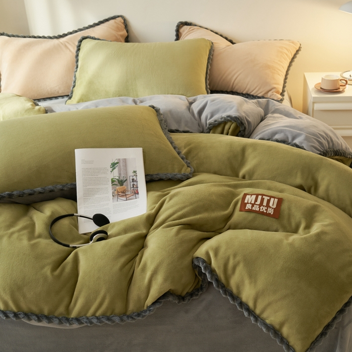 91家纺网 家纺一手货源 找家纺 晨曦家纺 2025新款加厚高克重230克日系简约小包边牛奶绒单被套 简约-浅绿浅灰
