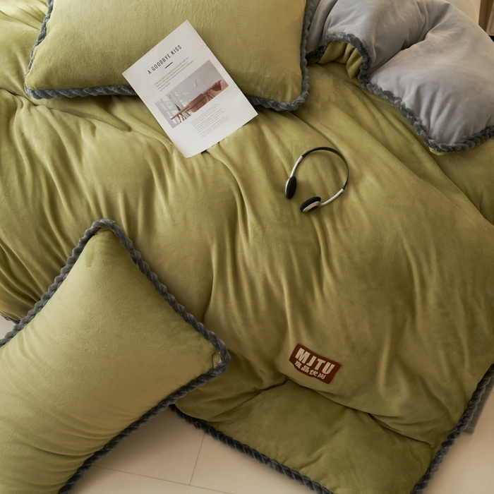 91家纺网 家纺一手货源 找家纺 晨曦家纺 2025新款加厚高克重230克日系简约小包边牛奶绒单被套 简约-浅绿浅灰