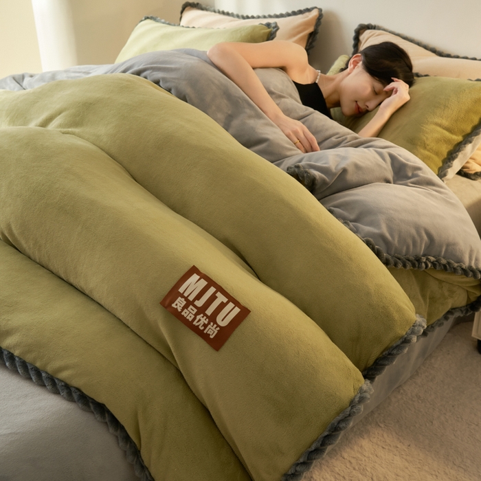 91家纺网 家纺一手货源 找家纺 晨曦家纺 2025新款加厚高克重230克日系简约小包边牛奶绒单被套 简约-浅绿浅灰