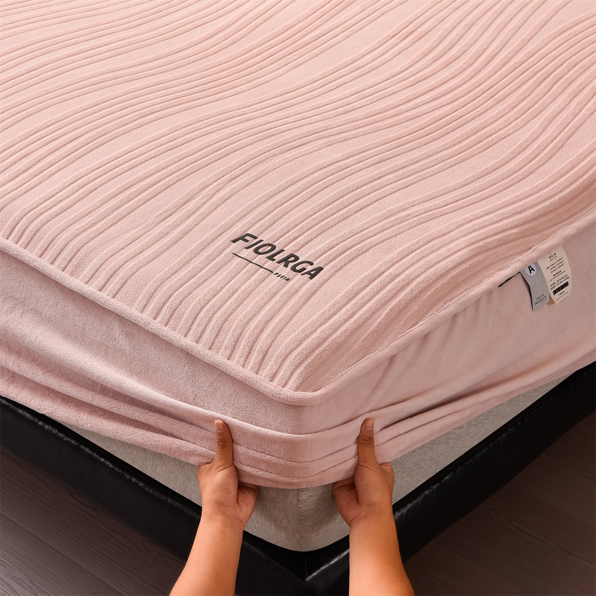 91家纺网 家纺一手货源 找家纺 金鹰 2025新款剪花复合加厚牛奶绒床笠席梦思保护套床垫套 曲线-粉色