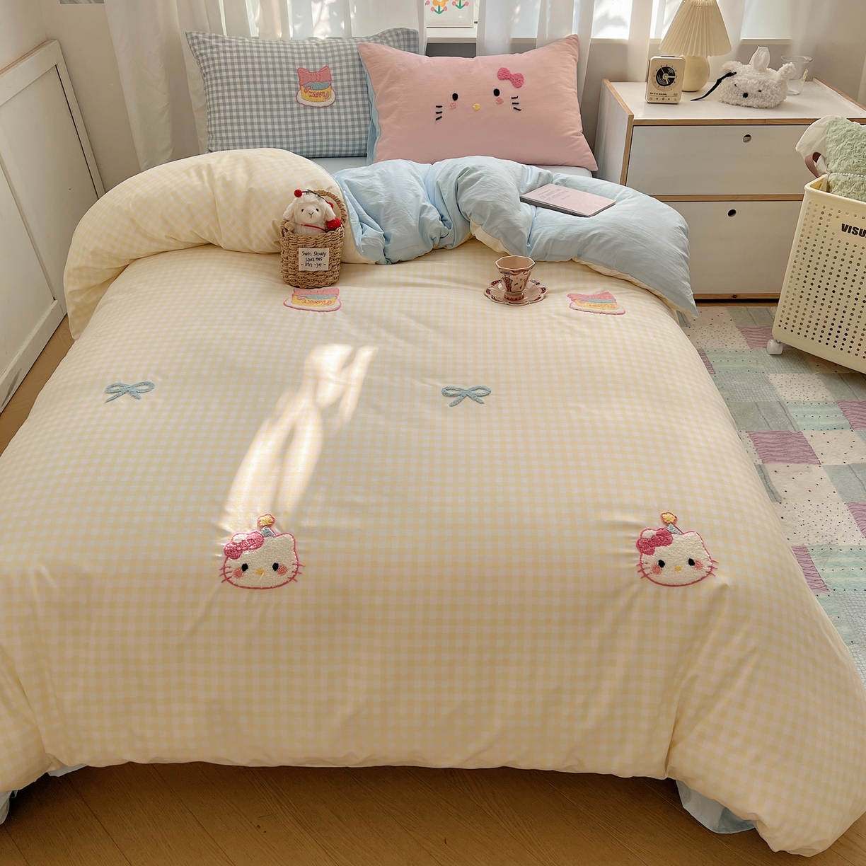 91家纺网 家纺一手货源 找家纺 顾里家纺 2025新款格子奶系蛋糕猫云朵棉毛巾绣套件 黄格蛋糕猫