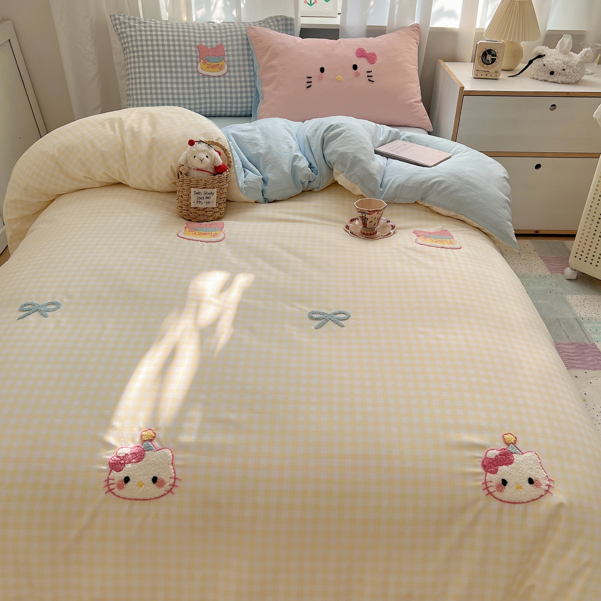 91家纺网 家纺一手货源 找家纺 顾里家纺 2025新款格子奶系蛋糕猫云朵棉毛巾绣套件 黄格蛋糕猫