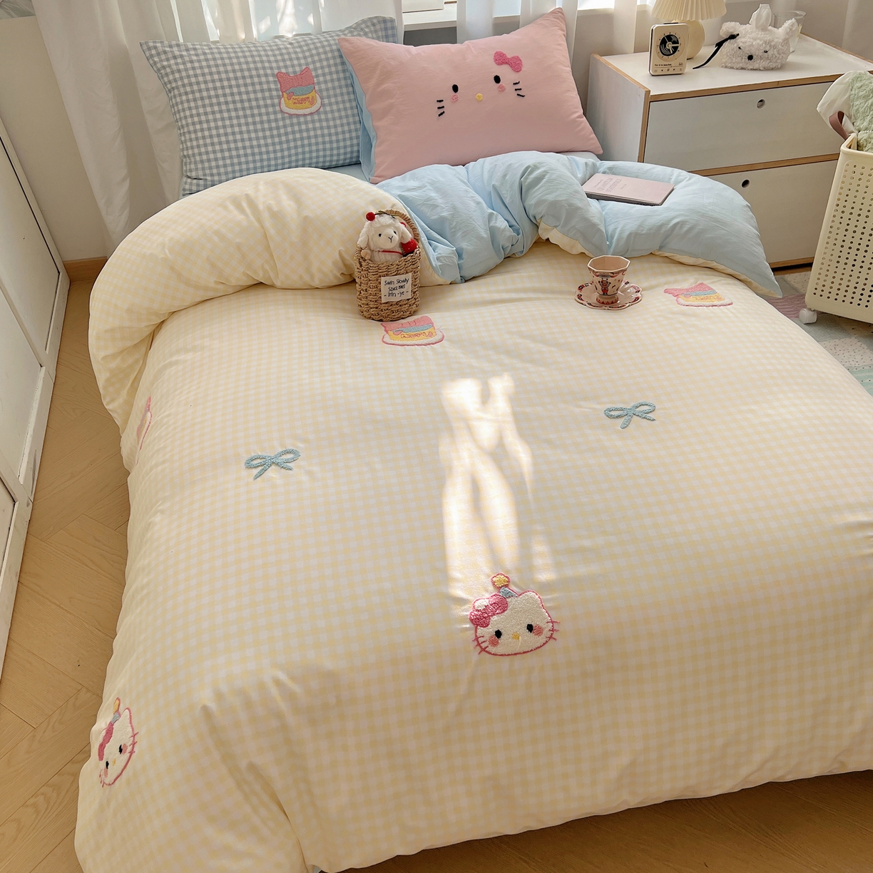 91家纺网 家纺一手货源 找家纺 顾里家纺 2025新款格子奶系蛋糕猫云朵棉毛巾绣套件 黄格蛋糕猫