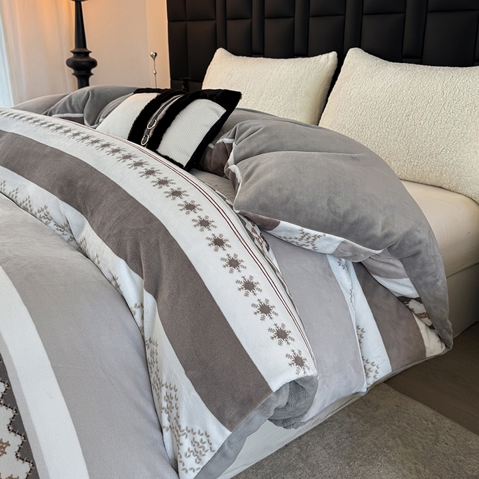 91家纺网 家纺一手货源 找家纺 金盛纺 2025新款高克重牛奶绒印花系列单被套(可定制) 流光