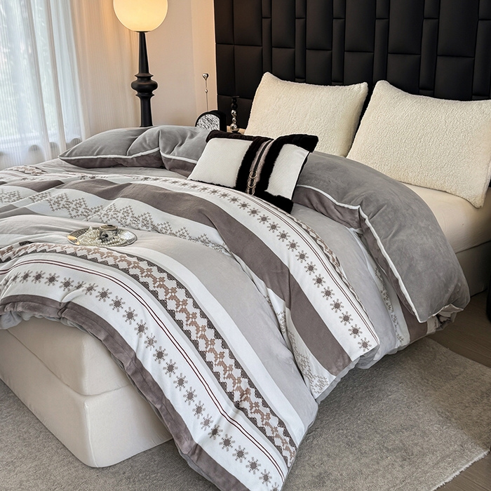 91家纺网 家纺一手货源 找家纺 金盛纺 2025新款高克重牛奶绒印花系列单被套(可定制) 流光