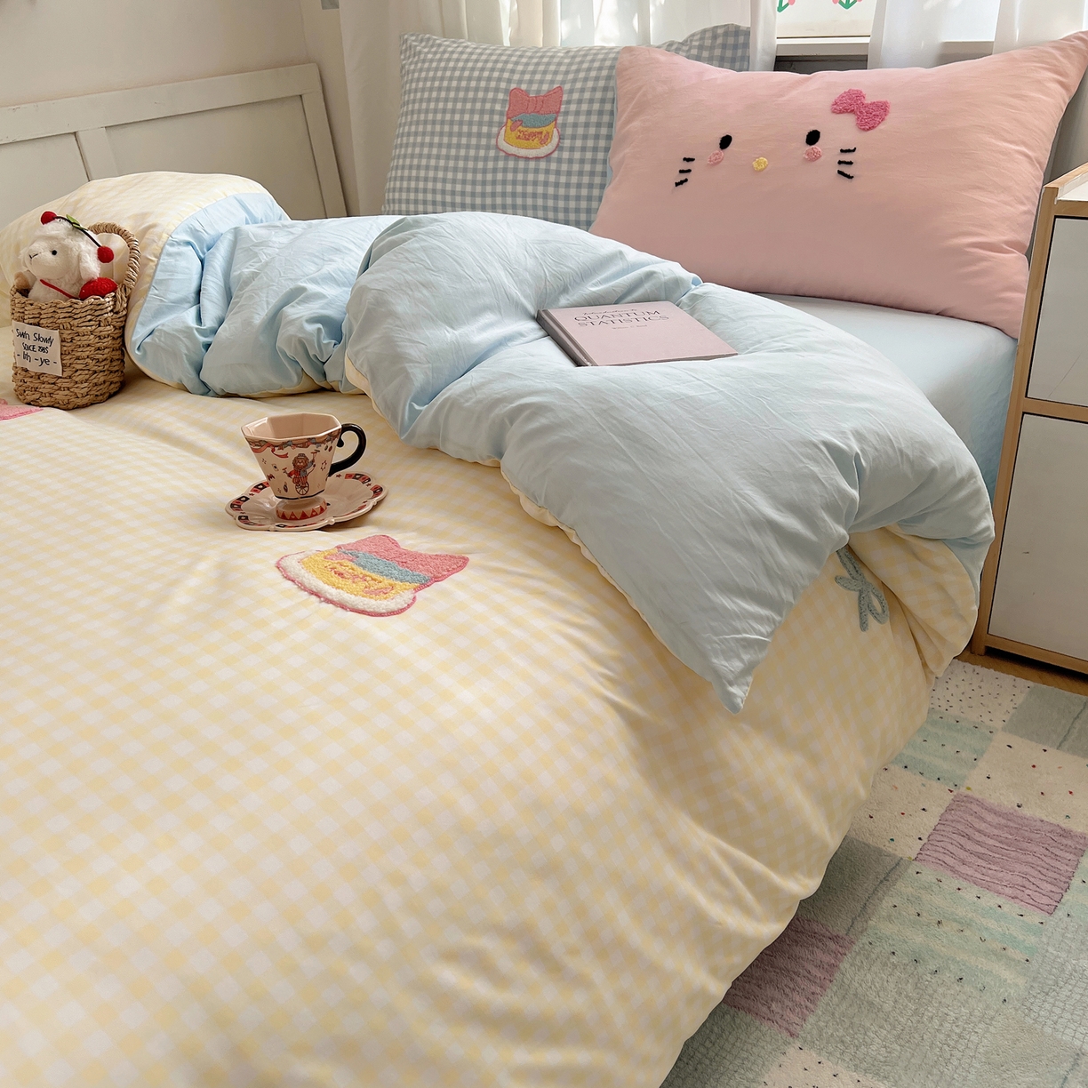 91家纺网 家纺一手货源 找家纺 顾里家纺 2025新款格子奶系蛋糕猫云朵棉毛巾绣套件 黄格蛋糕猫