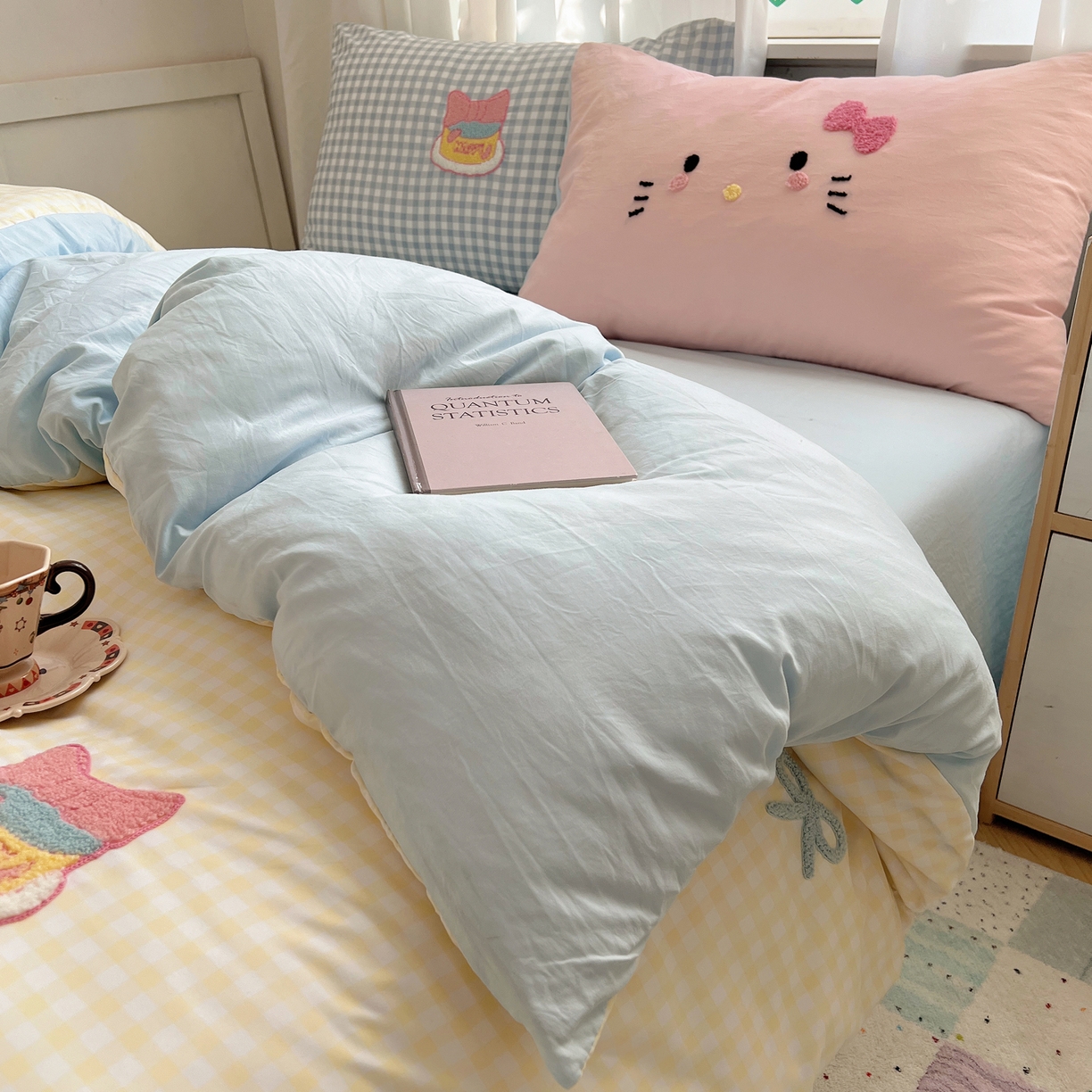 91家纺网 家纺一手货源 找家纺 顾里家纺 2025新款格子奶系蛋糕猫云朵棉毛巾绣套件 黄格蛋糕猫