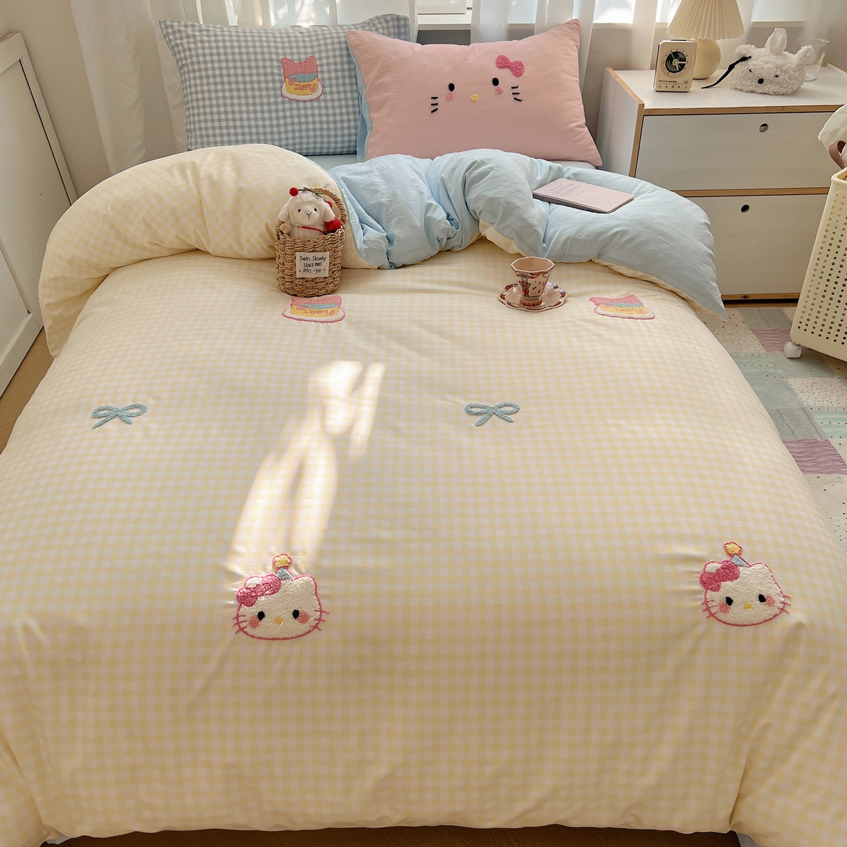91家纺网 家纺一手货源 找家纺 顾里家纺 2025新款格子奶系蛋糕猫云朵棉毛巾绣套件 黄格蛋糕猫
