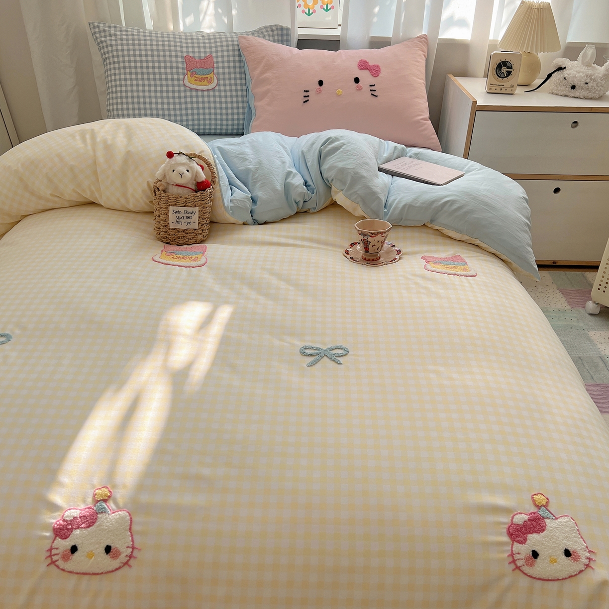 91家纺网 家纺一手货源 找家纺 顾里家纺 2025新款格子奶系蛋糕猫云朵棉毛巾绣套件 黄格蛋糕猫