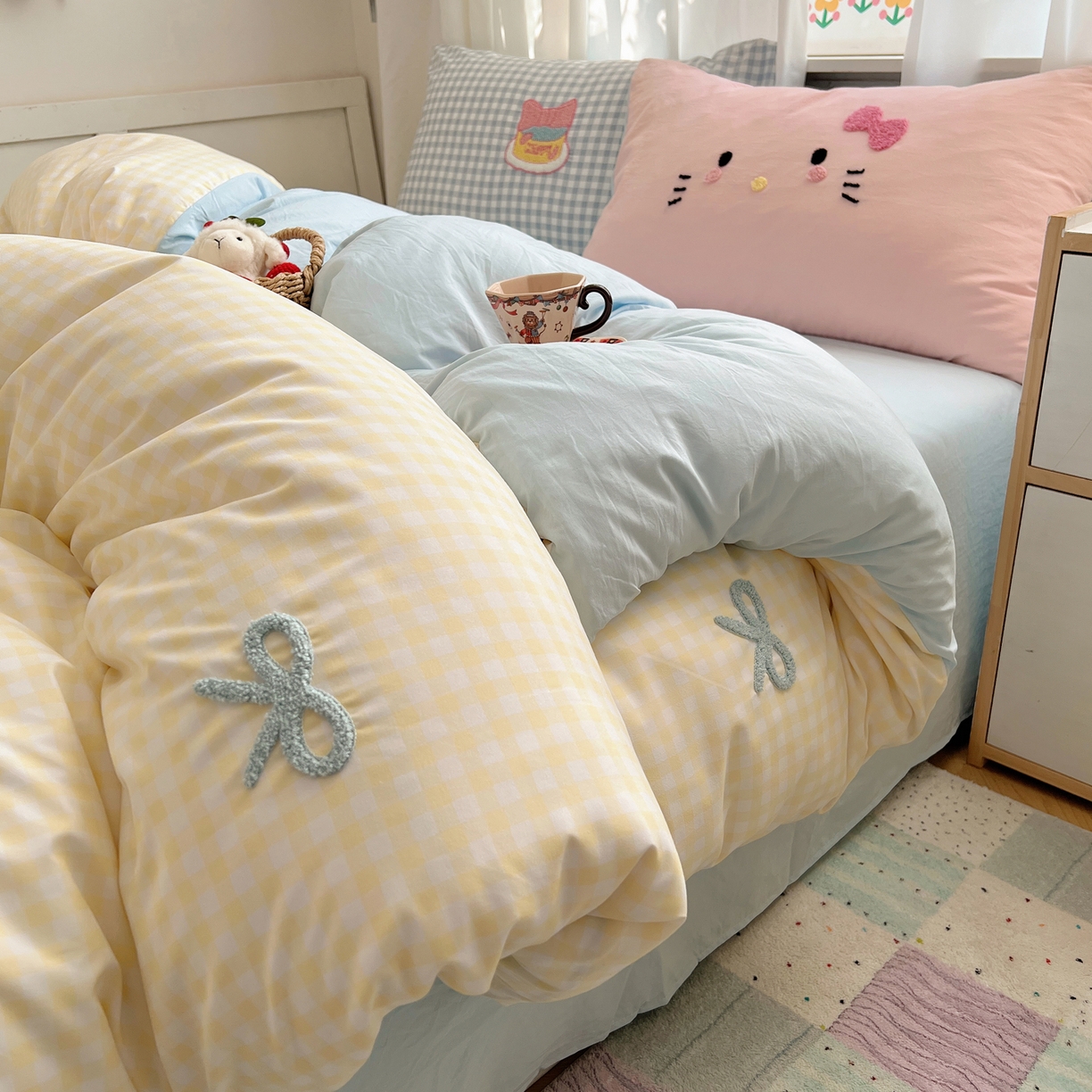 91家纺网 家纺一手货源 找家纺 顾里家纺 2025新款格子奶系蛋糕猫云朵棉毛巾绣套件 黄格蛋糕猫