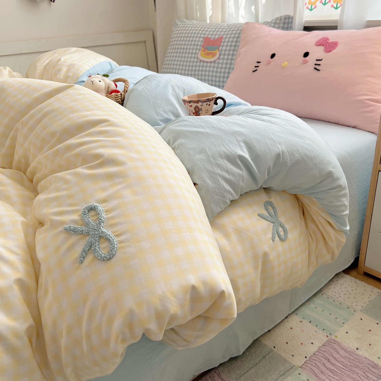 91家纺网 家纺一手货源 找家纺 顾里家纺 2025新款格子奶系蛋糕猫云朵棉毛巾绣套件 黄格蛋糕猫