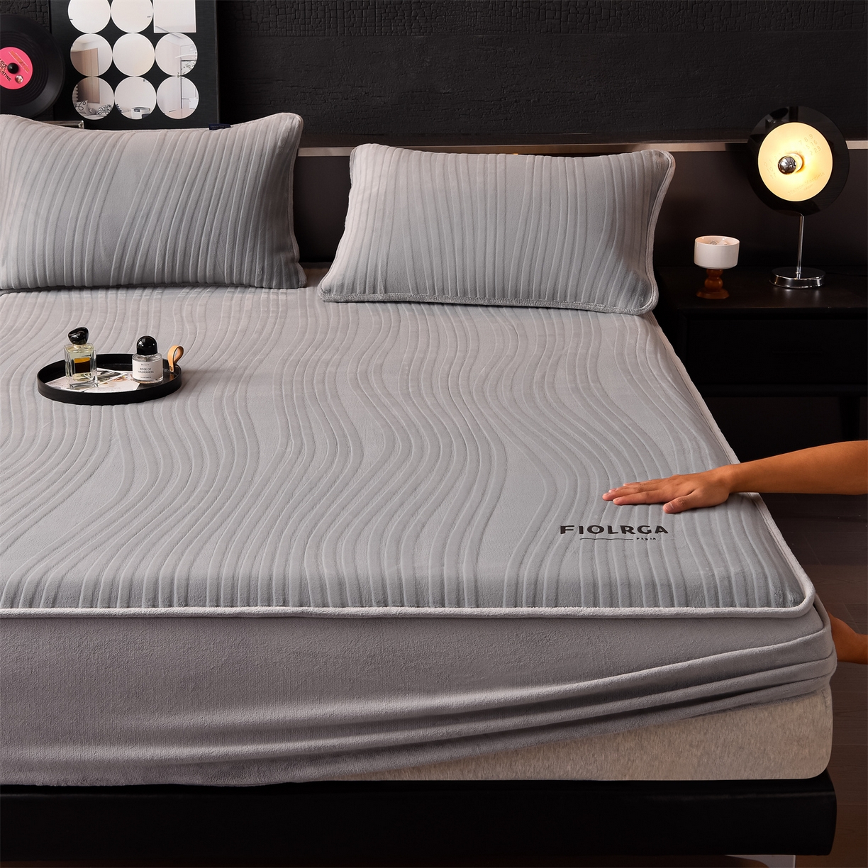 91家纺网 家纺一手货源 找家纺 金鹰 2025新款剪花复合加厚牛奶绒床笠席梦思保护套床垫套 曲线-浅灰