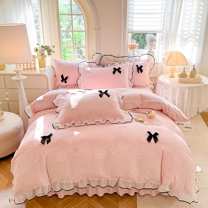 91家纺网 家纺一手货源 找家纺 逸尚阁 2025新款雕花牛奶绒绒梦恋四件套 绒梦恋-樱花粉