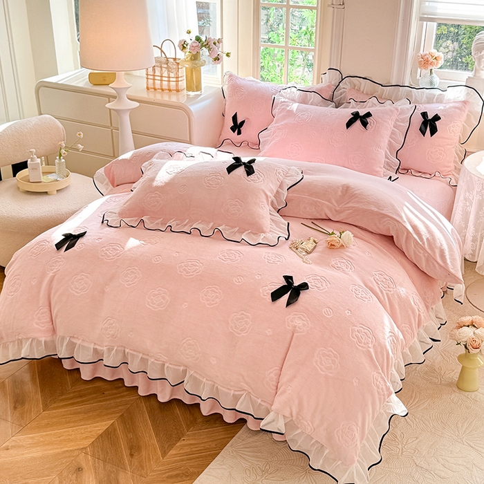 91家纺网 家纺一手货源 找家纺 逸尚阁 2025新款雕花牛奶绒绒梦恋四件套 绒梦恋-樱花粉