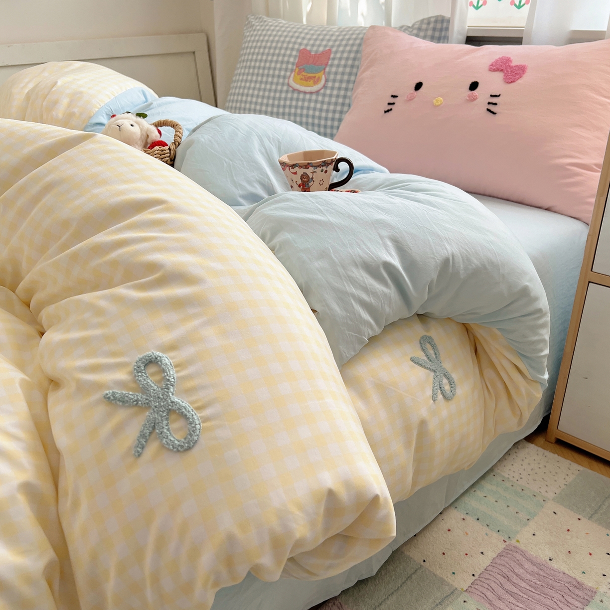 91家纺网 家纺一手货源 找家纺 顾里家纺 2025新款格子奶系蛋糕猫云朵棉毛巾绣套件 黄格蛋糕猫