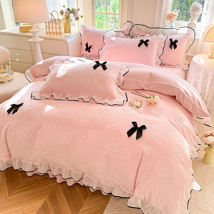 91家纺网 家纺一手货源 找家纺 逸尚阁 2025新款雕花牛奶绒绒梦恋四件套 绒梦恋-樱花粉