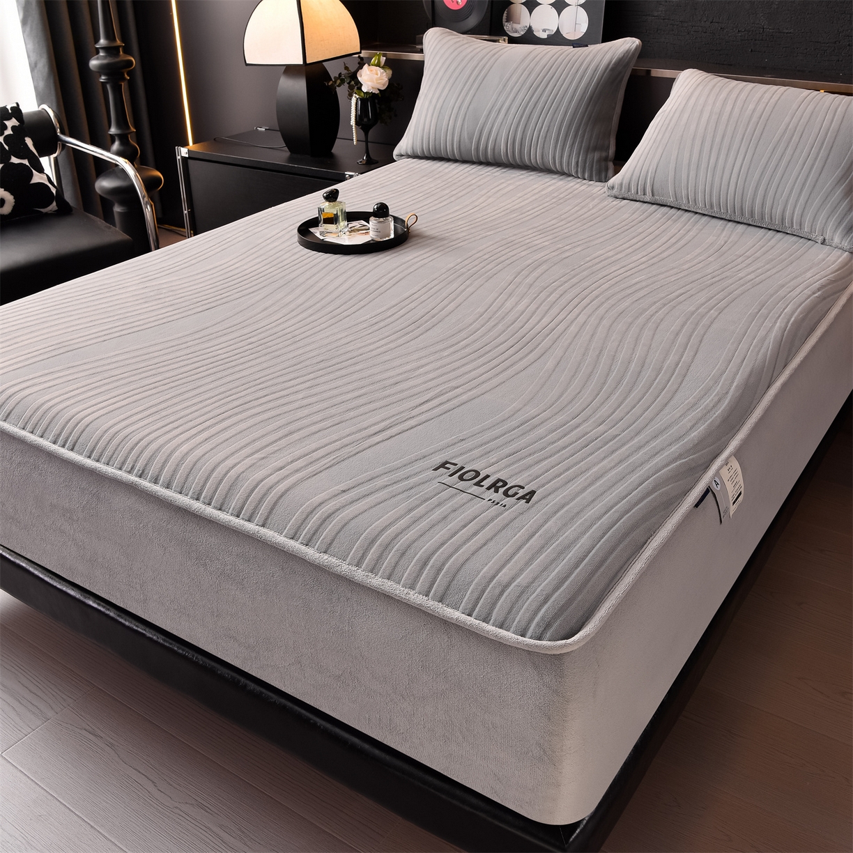 91家纺网 家纺一手货源 找家纺 金鹰 2025新款剪花复合加厚牛奶绒床笠席梦思保护套床垫套 曲线-浅灰