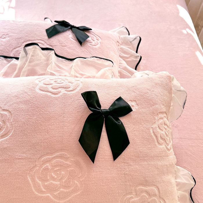 91家纺网 家纺一手货源 找家纺 逸尚阁 2025新款雕花牛奶绒绒梦恋四件套 绒梦恋-樱花粉