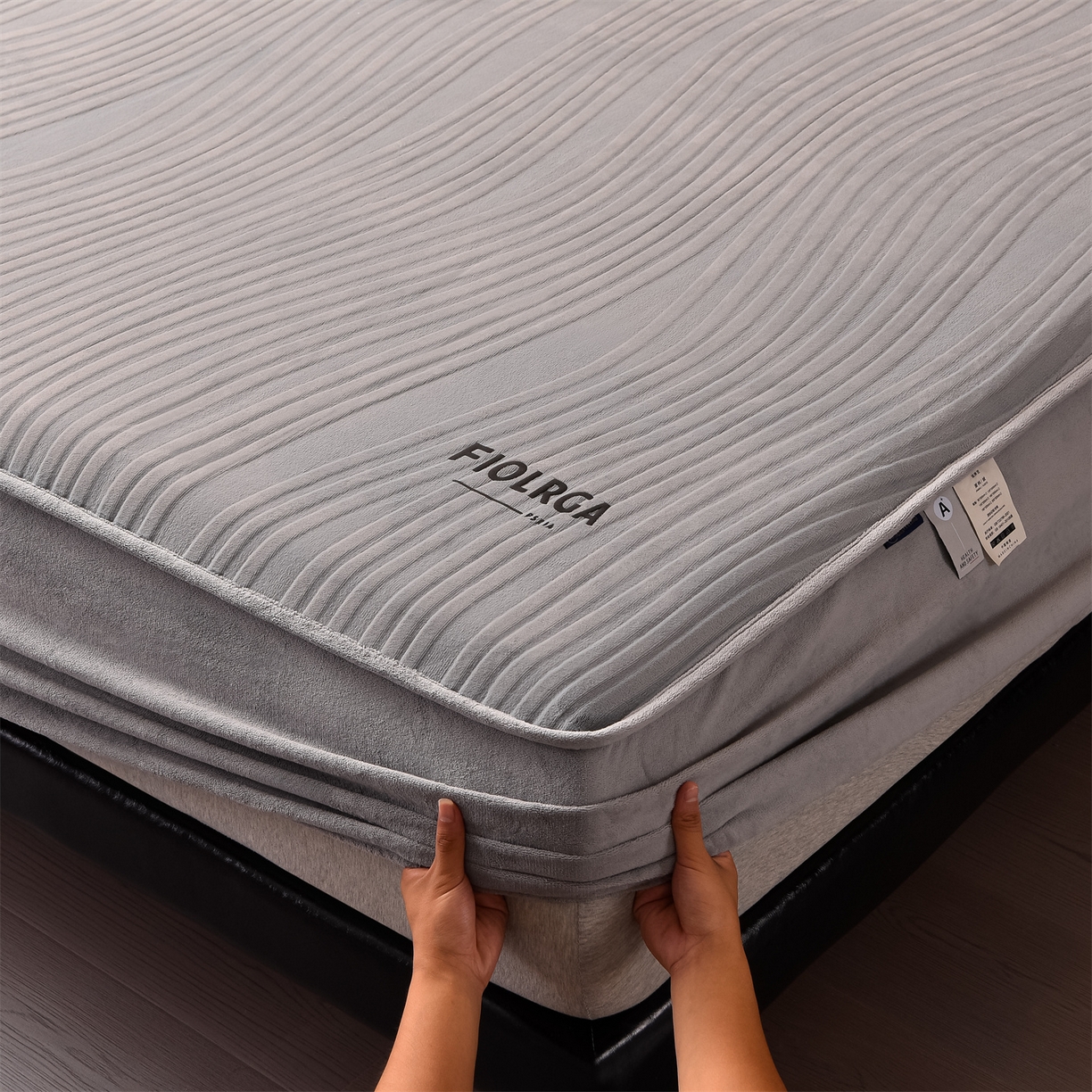 91家纺网 家纺一手货源 找家纺 金鹰 2025新款剪花复合加厚牛奶绒床笠席梦思保护套床垫套 曲线-浅灰