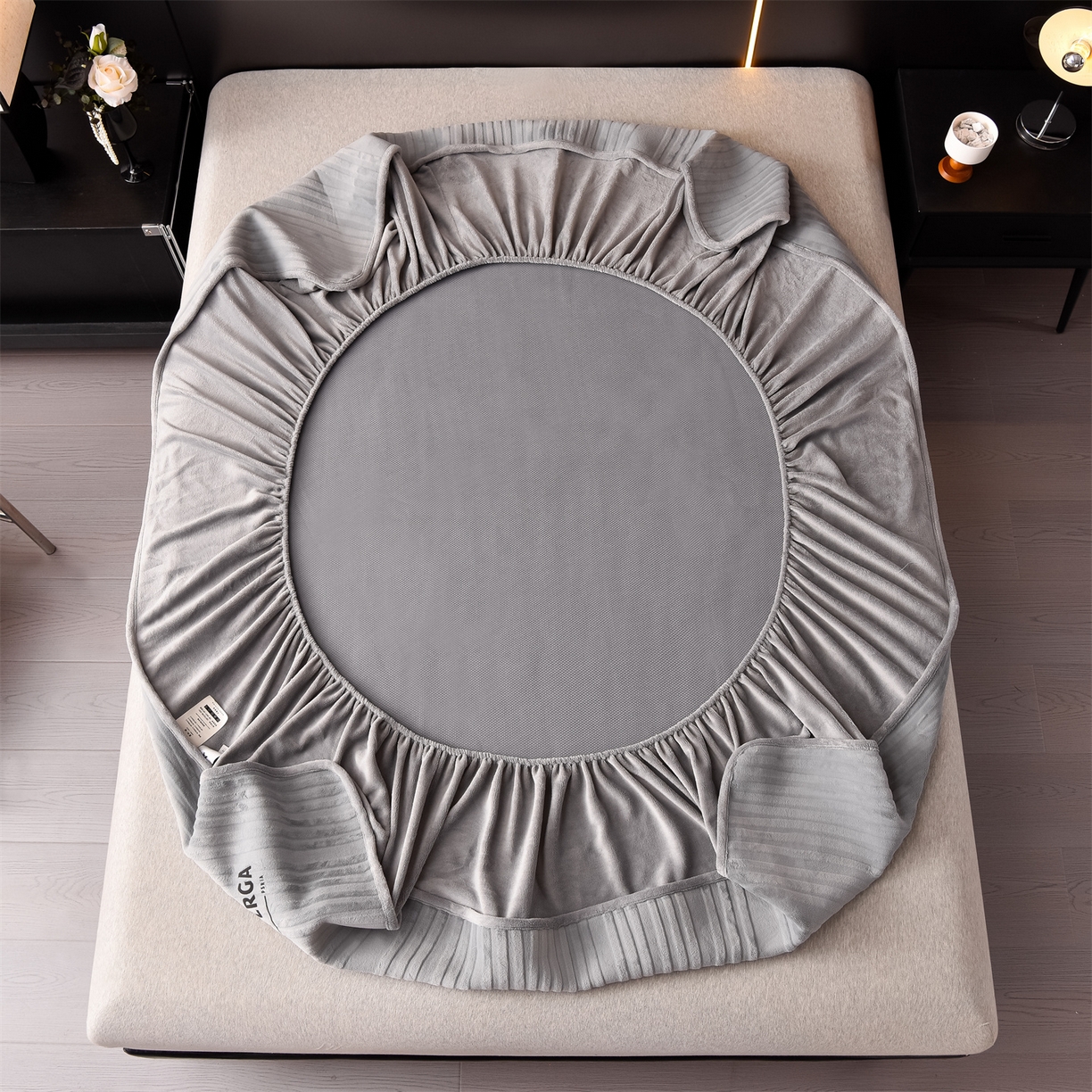 91家纺网 家纺一手货源 找家纺 金鹰 2025新款剪花复合加厚牛奶绒床笠席梦思保护套床垫套 曲线-浅灰