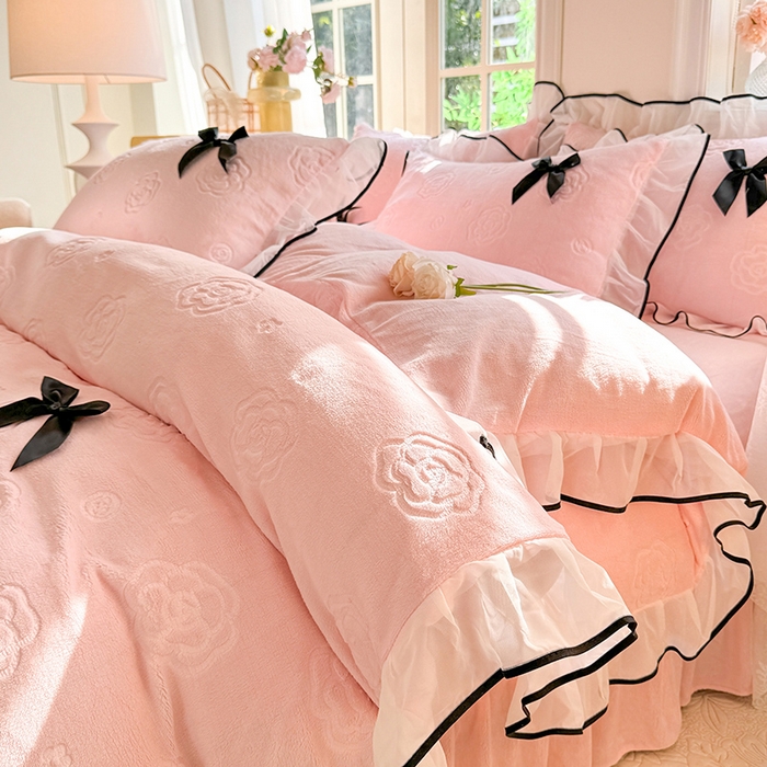 91家纺网 家纺一手货源 找家纺 逸尚阁 2025新款雕花牛奶绒绒梦恋四件套 绒梦恋-樱花粉