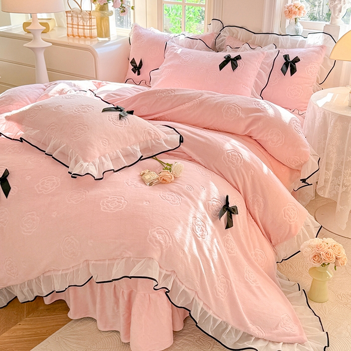 91家纺网 家纺一手货源 找家纺 逸尚阁 2025新款雕花牛奶绒绒梦恋四件套 绒梦恋-樱花粉