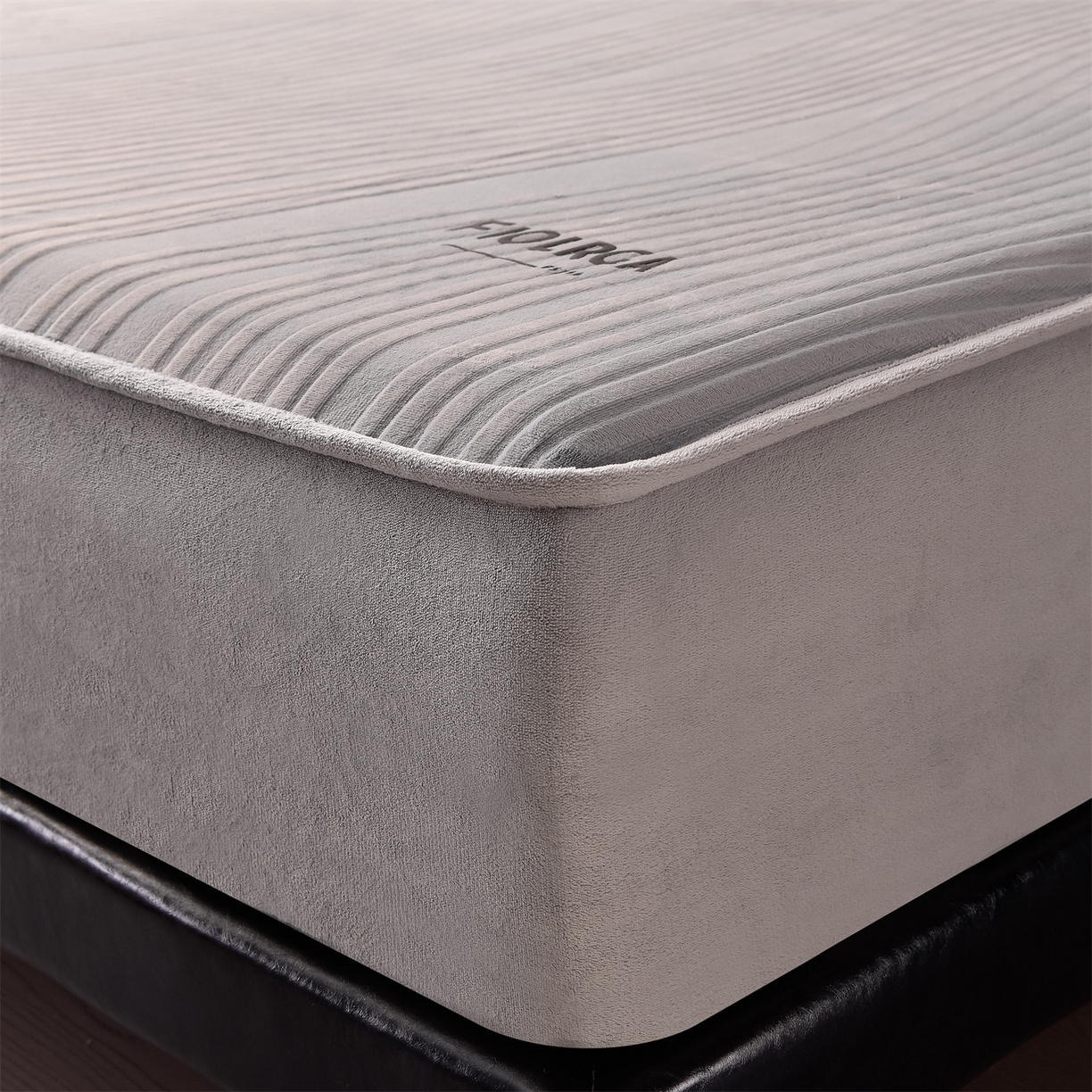 91家纺网 家纺一手货源 找家纺 金鹰 2025新款剪花复合加厚牛奶绒床笠席梦思保护套床垫套 曲线-浅灰