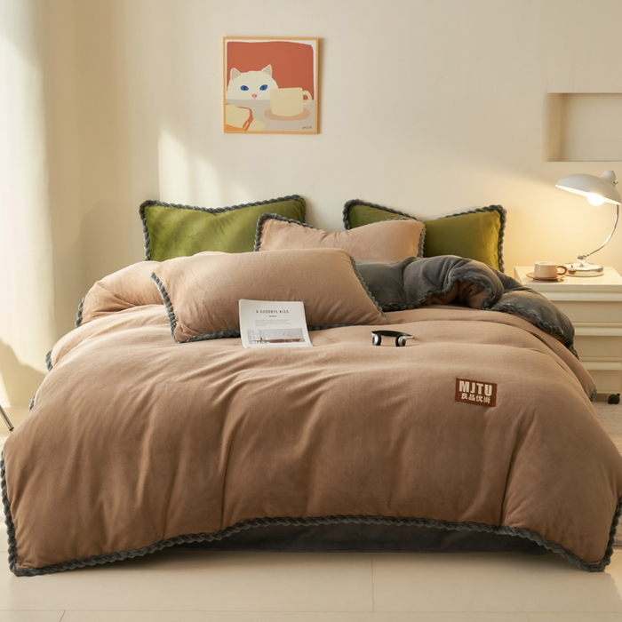 91家纺网 家纺一手货源 找家纺 晨曦家纺 2025新款加厚高克重230克日系简约小包边牛奶绒单被套 简约-深咖灰