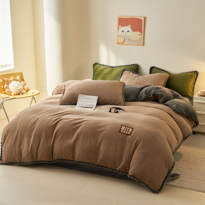 91家纺网 家纺一手货源 找家纺 晨曦家纺 2025新款加厚高克重230克日系简约小包边牛奶绒单被套 简约-深咖灰