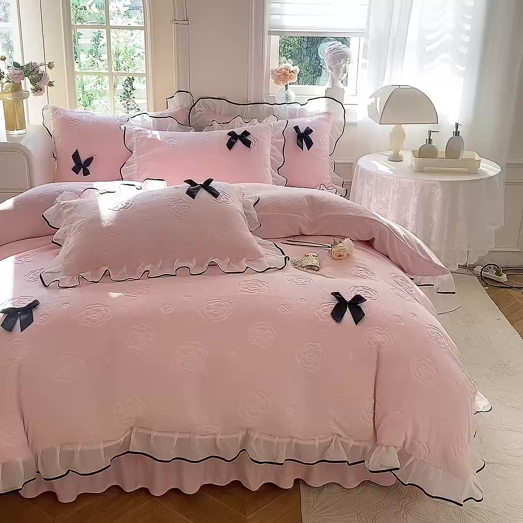91家纺网 家纺一手货源 找家纺 逸尚阁 2025新款雕花牛奶绒绒梦恋四件套 绒梦恋-樱花粉
