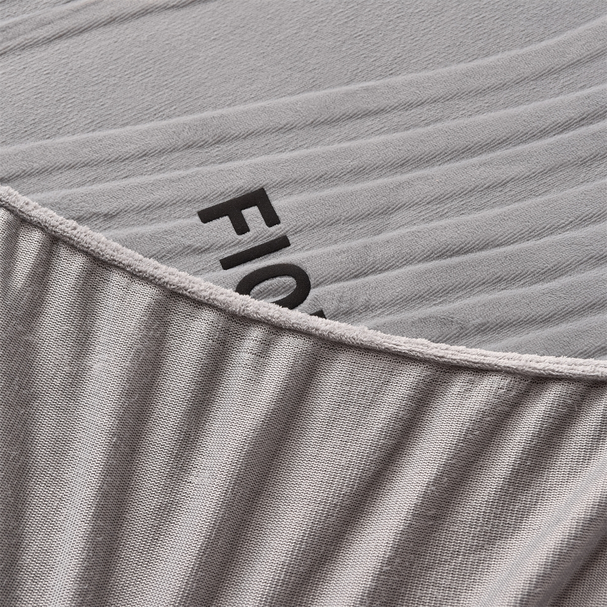 91家纺网 家纺一手货源 找家纺 金鹰 2025新款剪花复合加厚牛奶绒床笠席梦思保护套床垫套 曲线-浅灰