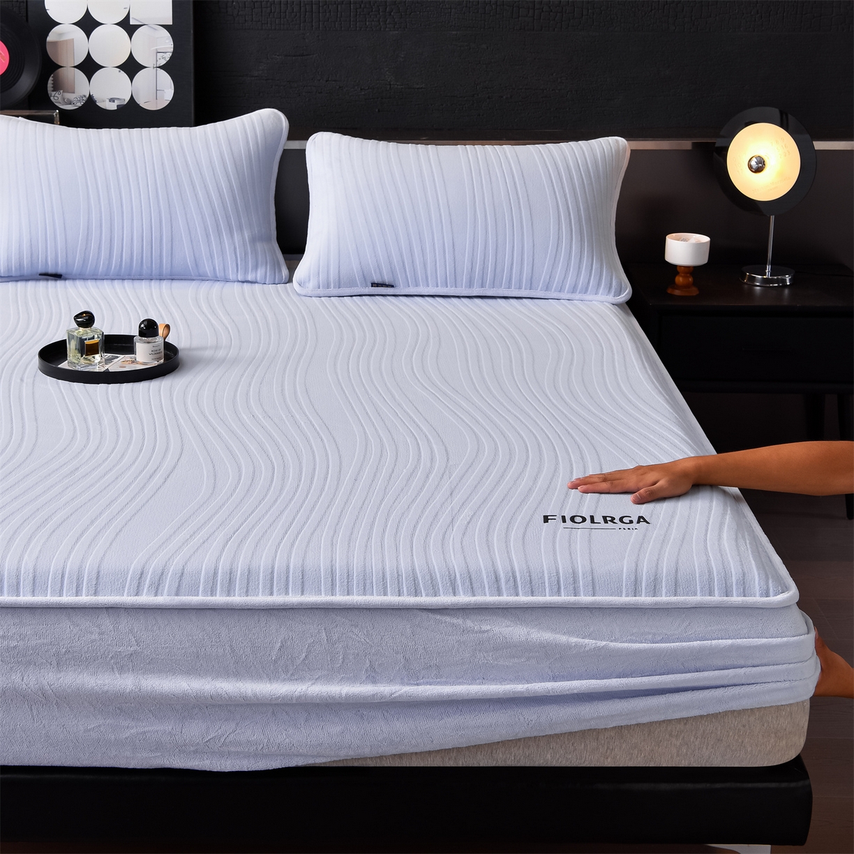 91家纺网 家纺一手货源 找家纺 金鹰 2025新款剪花复合加厚牛奶绒床笠席梦思保护套床垫套 曲线-天蓝