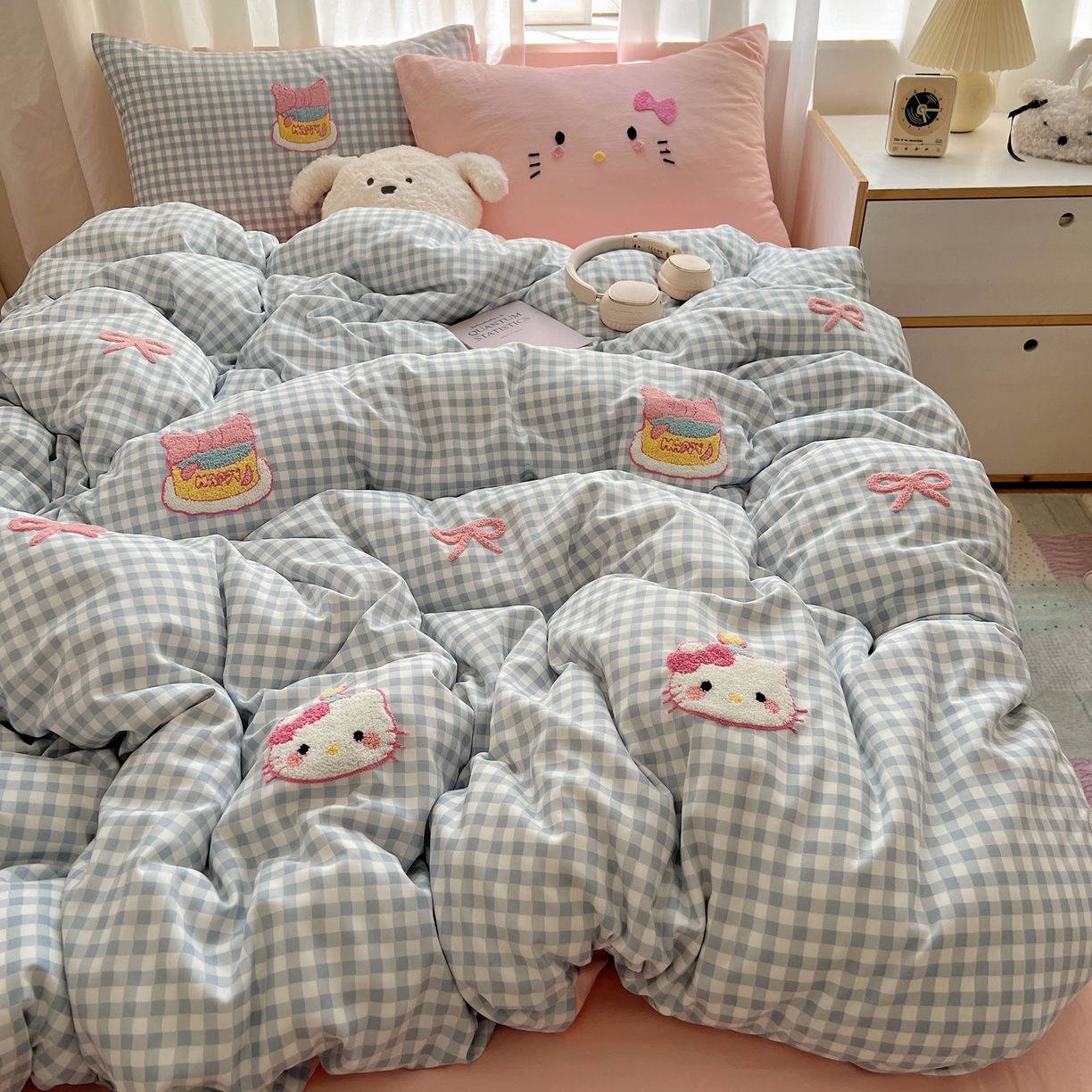 91家纺网 家纺一手货源 找家纺 顾里家纺 2025新款格子奶系蛋糕猫云朵棉毛巾绣套件 蓝格蛋糕猫