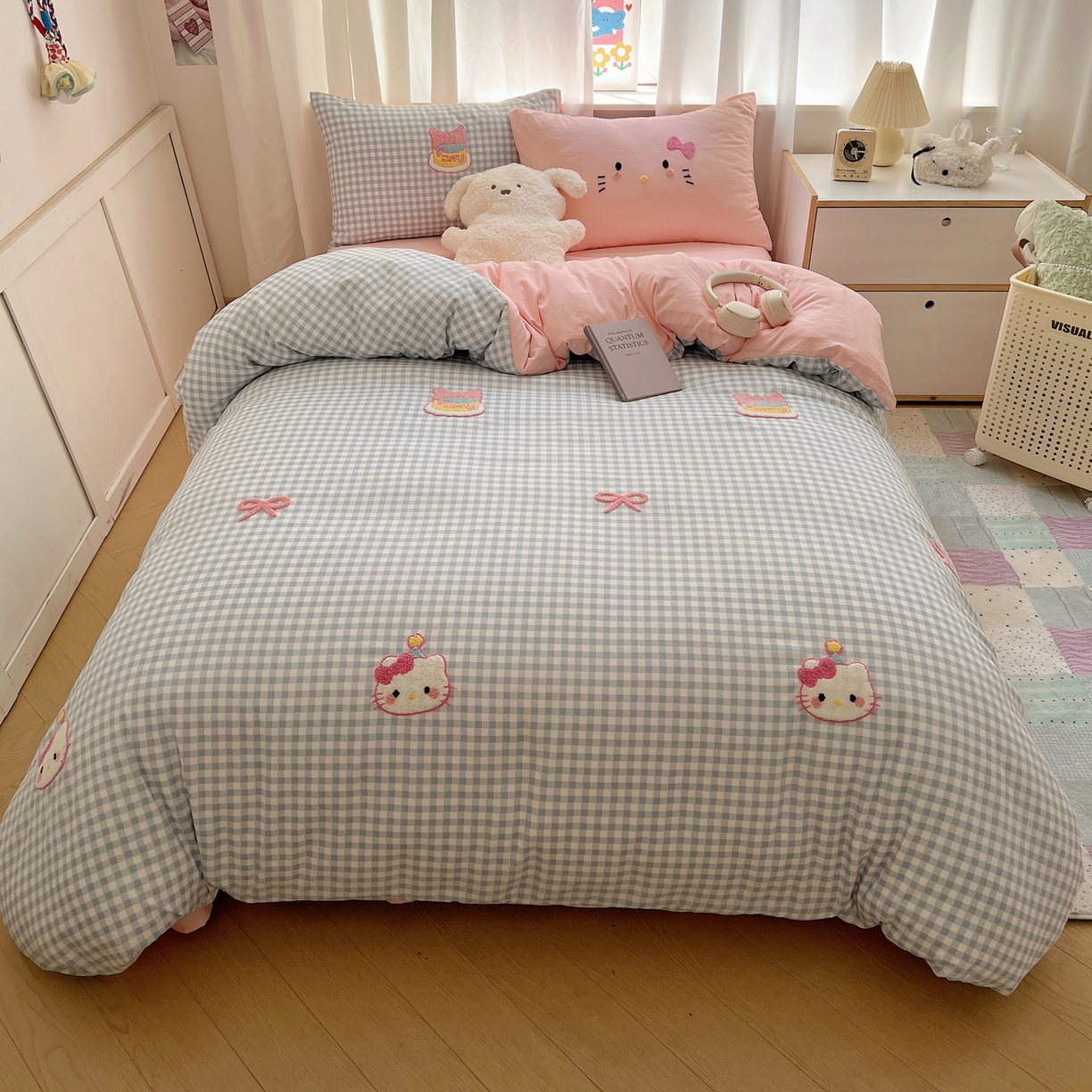 91家纺网 家纺一手货源 找家纺 顾里家纺 2025新款格子奶系蛋糕猫云朵棉毛巾绣套件 蓝格蛋糕猫