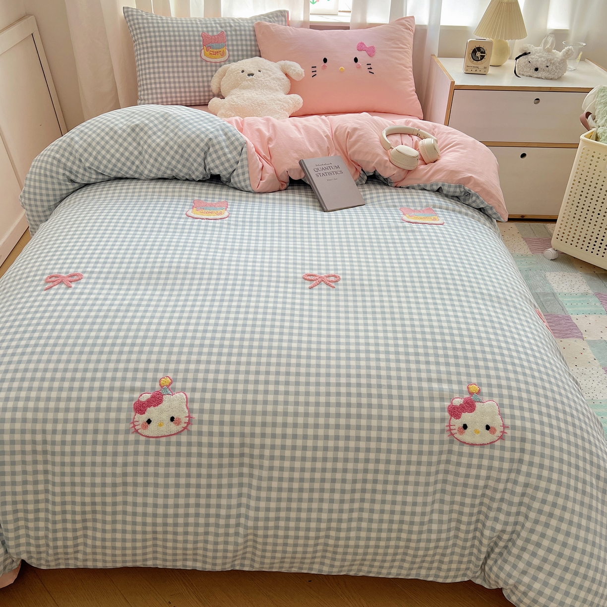 91家纺网 家纺一手货源 找家纺 顾里家纺 2025新款格子奶系蛋糕猫云朵棉毛巾绣套件 蓝格蛋糕猫