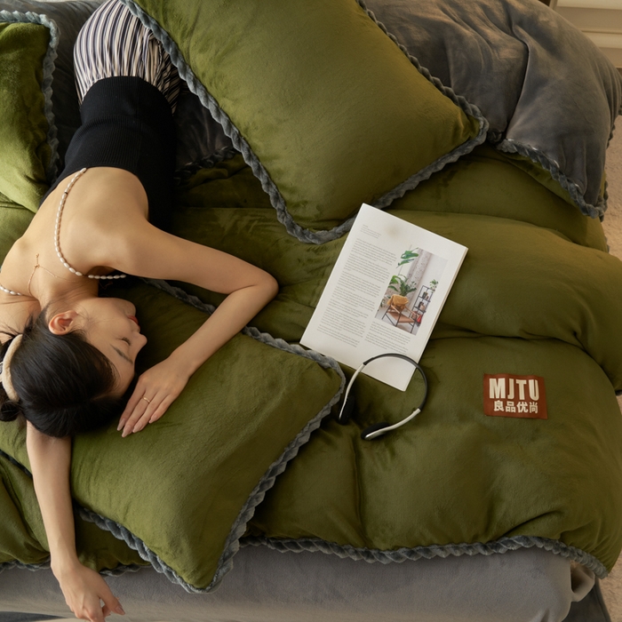 91家纺网 家纺一手货源 找家纺 晨曦家纺 2025新款加厚高克重230克日系简约小包边牛奶绒单被套 简约-深绿灰
