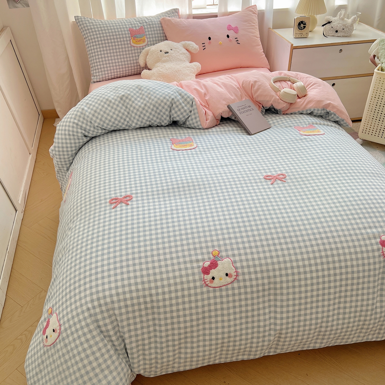 91家纺网 家纺一手货源 找家纺 顾里家纺 2025新款格子奶系蛋糕猫云朵棉毛巾绣套件 蓝格蛋糕猫