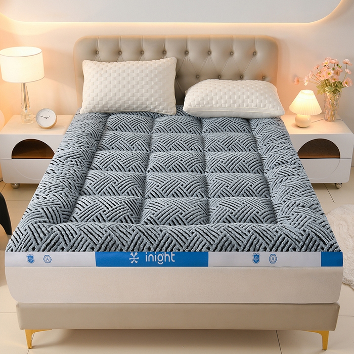 91家纺网 家纺一手货源 找家纺 小叮当家纺仓储工厂店 2025新款亲肤舒适缦沙绒系列床垫垫子-缦沙绒 缦沙绒-蓝边灰