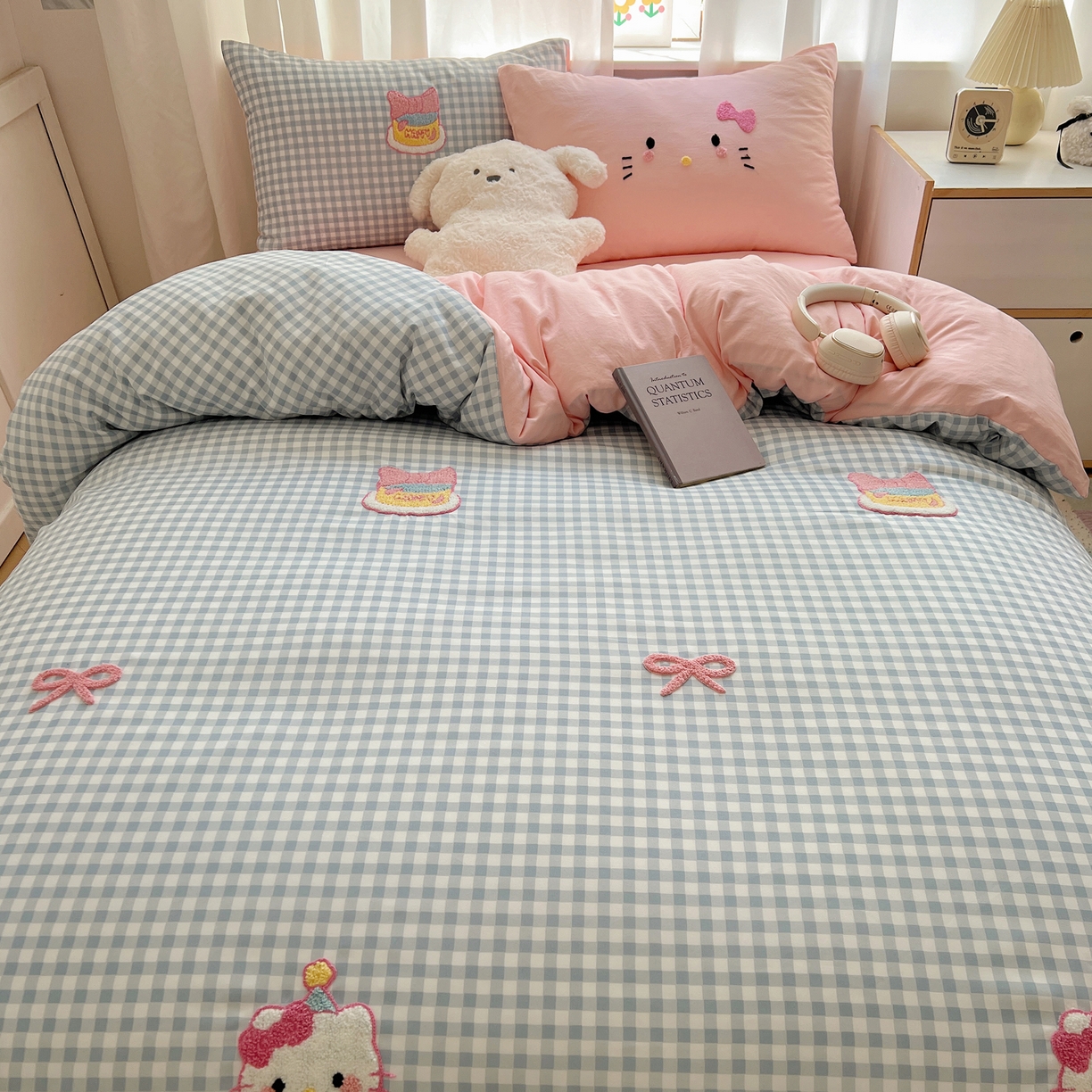 91家纺网 家纺一手货源 找家纺 顾里家纺 2025新款格子奶系蛋糕猫云朵棉毛巾绣套件 蓝格蛋糕猫