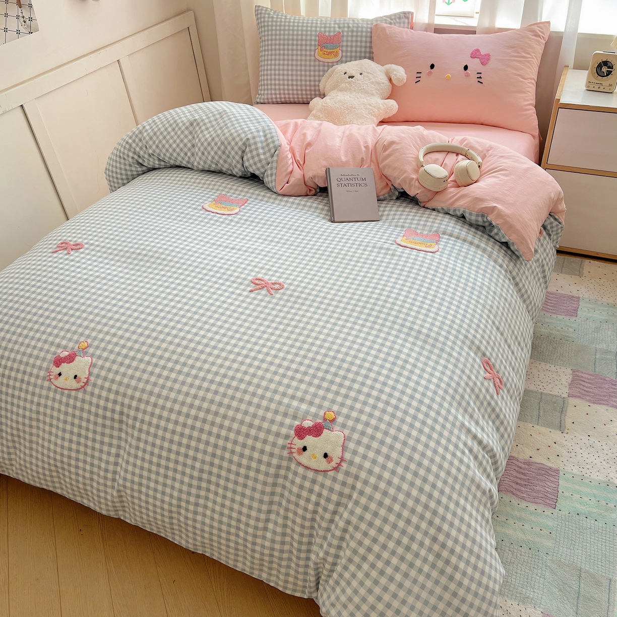 91家纺网 家纺一手货源 找家纺 顾里家纺 2025新款格子奶系蛋糕猫云朵棉毛巾绣套件 蓝格蛋糕猫